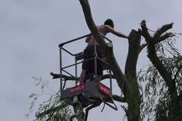 Brandweer red man uit hoogwerker