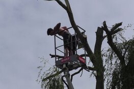 Brandweer red man uit hoogwerker