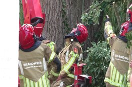 Brandweer red man uit hoogwerker