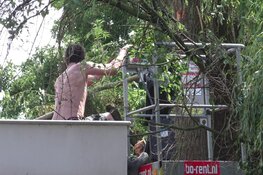 Brandweer red man uit hoogwerker