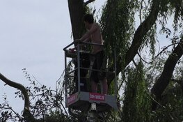 Brandweer red man uit hoogwerker