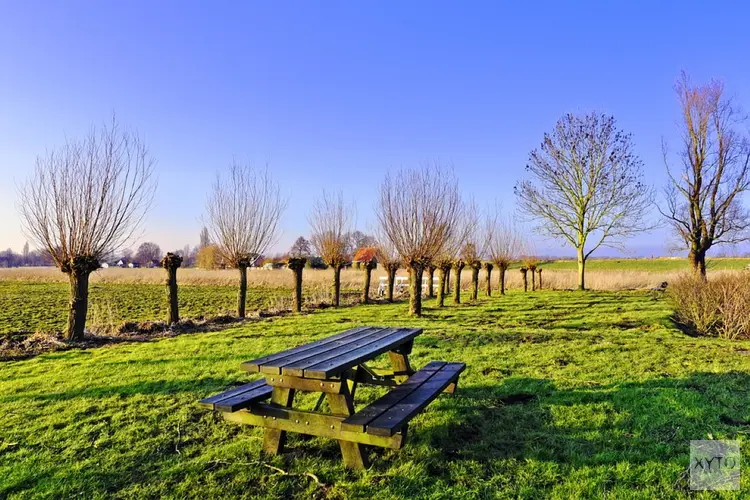 Picknickbankjes in Edam, ga met elkaar in gesprek.