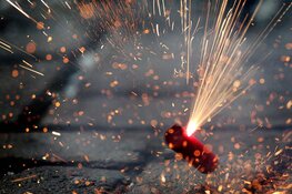 Groep jongeren belaagt politie met vuurwerk in Volendam