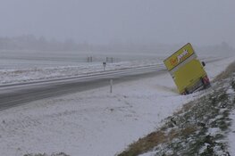 Bestelbus in de sloot door gladheid in Oosthuizen