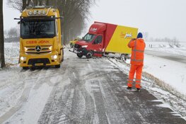 Bestelbus in de sloot door gladheid in Oosthuizen