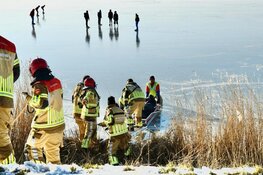 IJszeiler slaat over de kop op Gouwzee bij Marken, schaatsers slepen slachtoffer naar kant