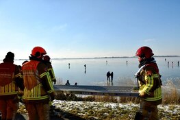 IJszeiler slaat over de kop op Gouwzee bij Marken, schaatsers slepen slachtoffer naar kant