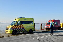 IJszeiler slaat over de kop op Gouwzee bij Marken, schaatsers slepen slachtoffer naar kant