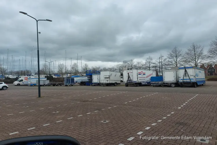 Oproep voor verwijderen van aanhangers van het parkeerterrein Marinapark die niet worden gebruikt