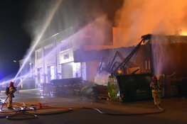 Uitslaande brand aan Dieselstraat in Volendam