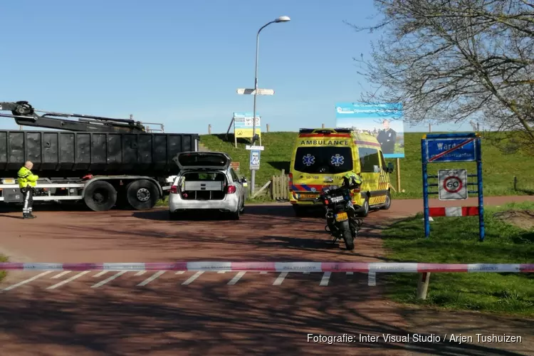 Fietser ernstig gewond na ongeluk met vrachtwagen in Warder