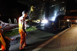 Vrachtwagen rijdt op pijlwagen op A7 bij Beets