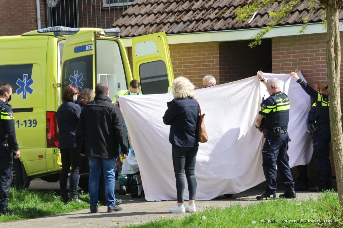 Persoon overleden in woning Volendam. Vele hulpdiensten ter plaatse