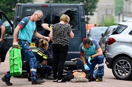 Fietsster gewond door achteruit rijdende bestelbus