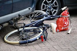 Fietsster gewond door achteruit rijdende bestelbus