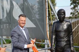 Louis van Gaal onthult beeld Gerrie Mühren bij RKAV Volendam