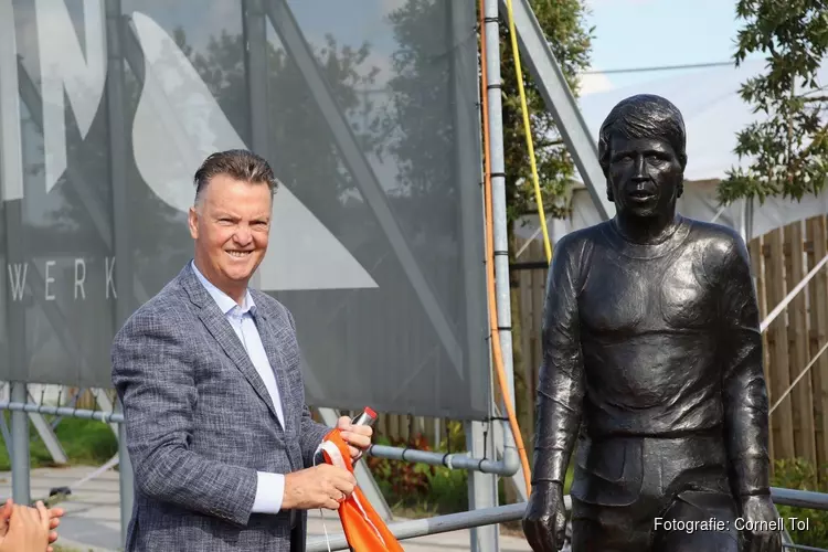 Louis van Gaal onthult beeld Gerrie Mühren bij RKAV Volendam
