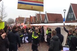 Anti-Zwarte Piet-demonstranten bekogeld met eieren en oliebollen in Volendam