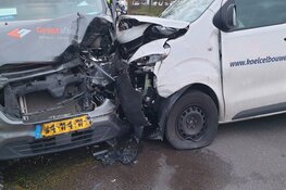 Bestelbus knalt tegen lijnbus in Monnickendam