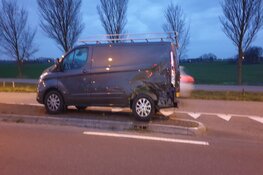 Bestelbus knalt tegen lijnbus in Monnickendam