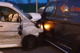 Bestelbus knalt tegen lijnbus in Monnickendam