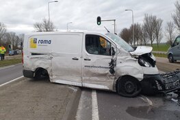 Bestelbus knalt tegen lijnbus in Monnickendam