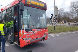 Bestelbus knalt tegen lijnbus in Monnickendam