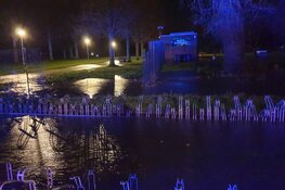 Sneeuwval en harde noordoostenwind zorgen voor wateroverlast in Volendam en Amsterdam