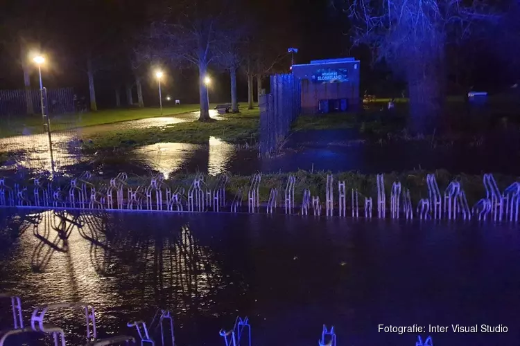 Sneeuwval en harde noordoostenwind zorgen voor wateroverlast in Volendam en Amsterdam