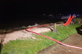 Sneeuwval en harde noordoostenwind zorgen voor wateroverlast in Volendam en Amsterdam