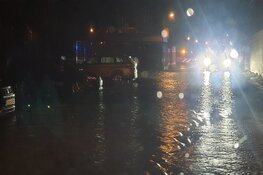 Sneeuwval en harde noordoostenwind zorgen voor wateroverlast in Volendam en Amsterdam