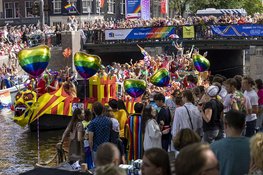 Canal Parade Pride Amsterdam in volle gang (fotoalbum)