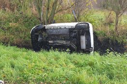 Auto in sloot na botsing nabij Edam