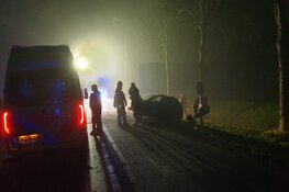 Harde crash op N247, bestuurder zoek