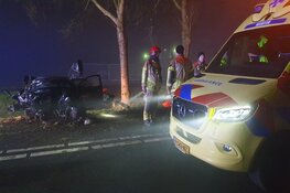 Harde crash op N247, bestuurder zoek