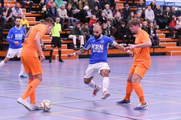 Zaalvoetballers RKAV Volendam sluiten jaar af met nipte nederlaag