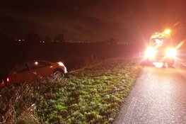 Auto half te water op Zeddeweg