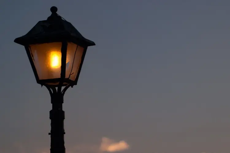 Vervangen verlichting aan de haven in Volendam