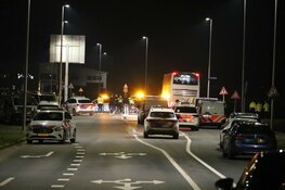 Bus met supporters Fortuna Sittard staande gehouden door politiemacht