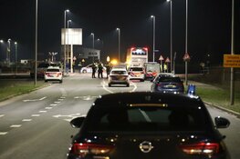 Bus met supporters Fortuna Sittard staande gehouden door politiemacht