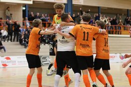 RKAV Volendam pakt belangrijke driepunter in eerder gestaakt duel, keeper scoort wereldgoal