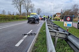 Gewonde en veel schade bij frontale botsing N235