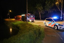 Auto te water gereden bij Middelie