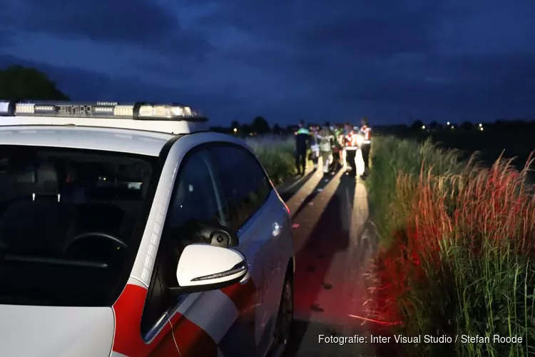 Auto te water in Kwadijk, bestuurder naar ziekenhuis