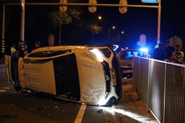 Botsing met veel schade in Edam, inzittenden komen met de schrik vrij