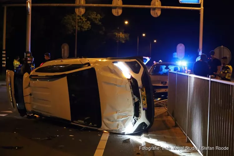 Botsing met veel schade in Edam, inzittenden komen met de schrik vrij