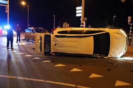 Botsing met veel schade in Edam, inzittenden komen met de schrik vrij
