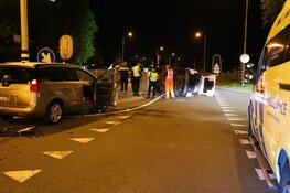 Botsing met veel schade in Edam, inzittenden komen met de schrik vrij
