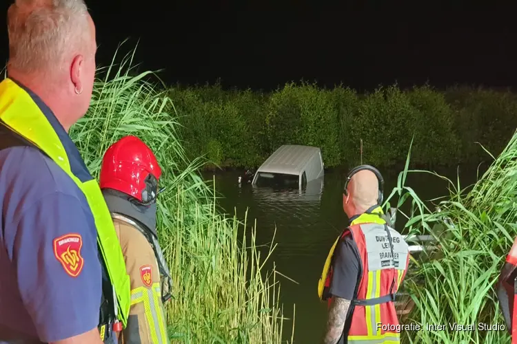 Automobilist crasht in sloot en verlaat plaats van ongeluk