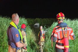 Automobilist crasht in sloot en verlaat plaats van ongeluk